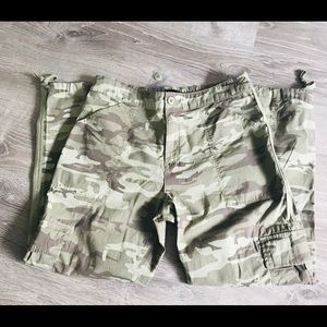 NWOT Sanctuary Camouflage cargo Capri.